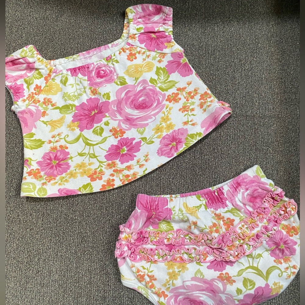 Baby Lulu Los Angeles size 6m adorable outfit with ruffles on the back